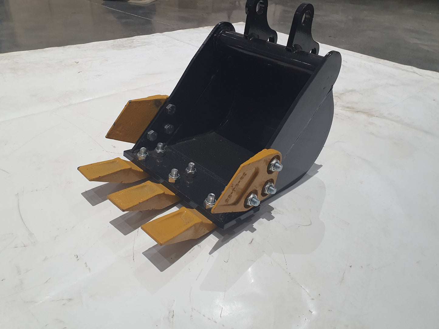 16" Bucket With Teeth For AGT Mini Excavators | 12EX-WD16