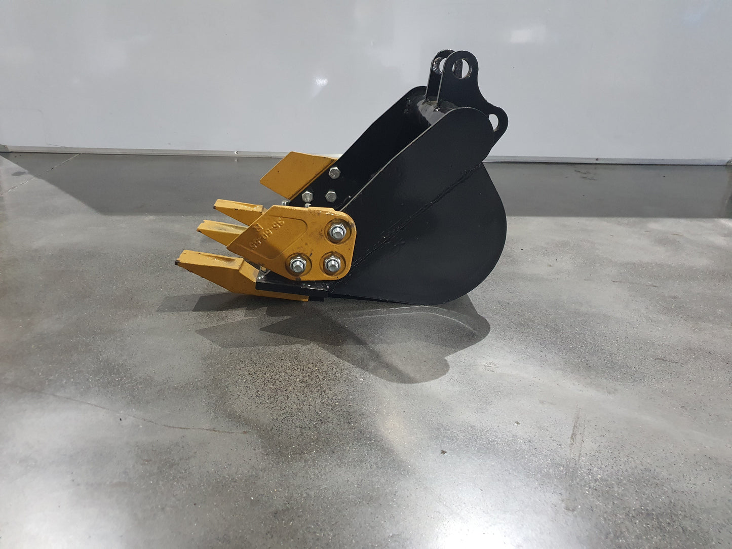 24" Bucket With Teeth For 1 Ton 2 Ton MiniExcavator | AGT-12EX-WD24