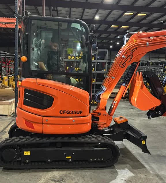2.8 Ton Mini Excavator with Kubota Diesel Engine, Hydraulic Thumb, 4-Way Blade & Quick Coupler | CFG35UF-L