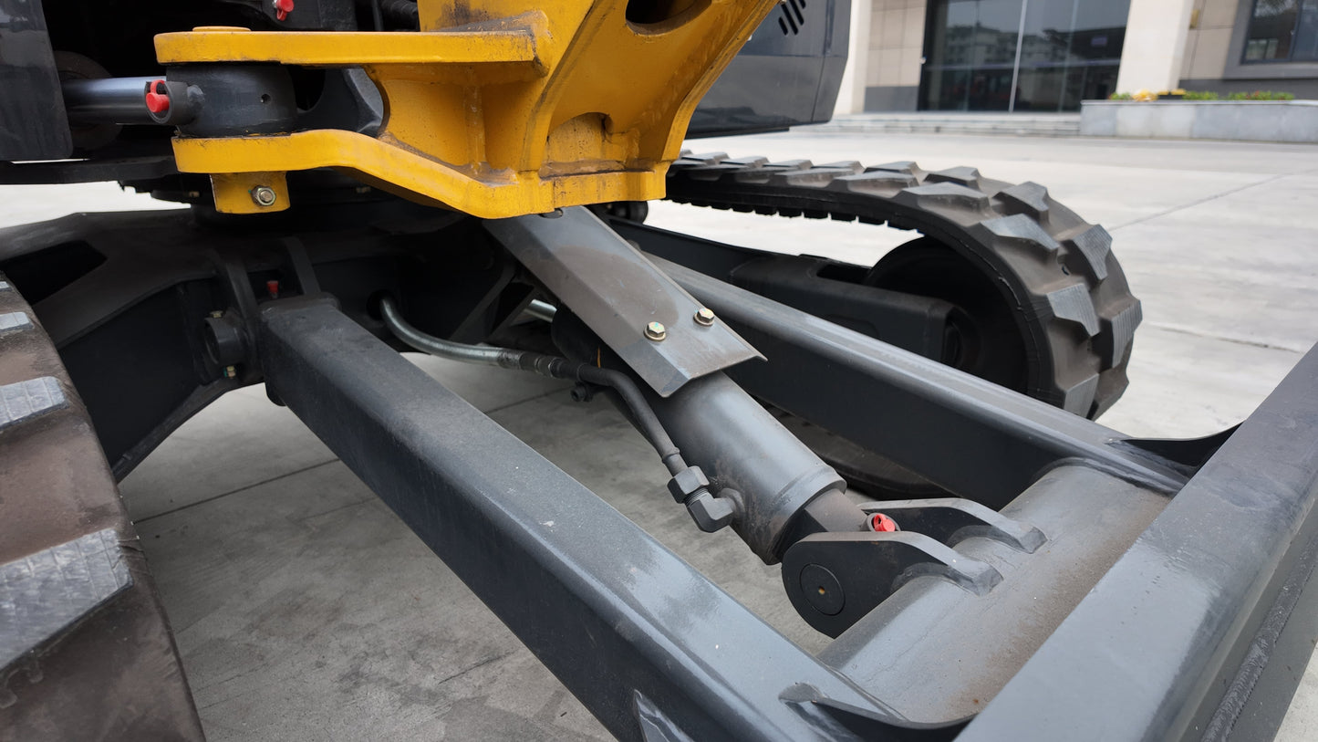 2.8 Ton Yanmar Diesel Engine Miniexcavator W/ Hydraulic Thumb | CFG-STE35SR