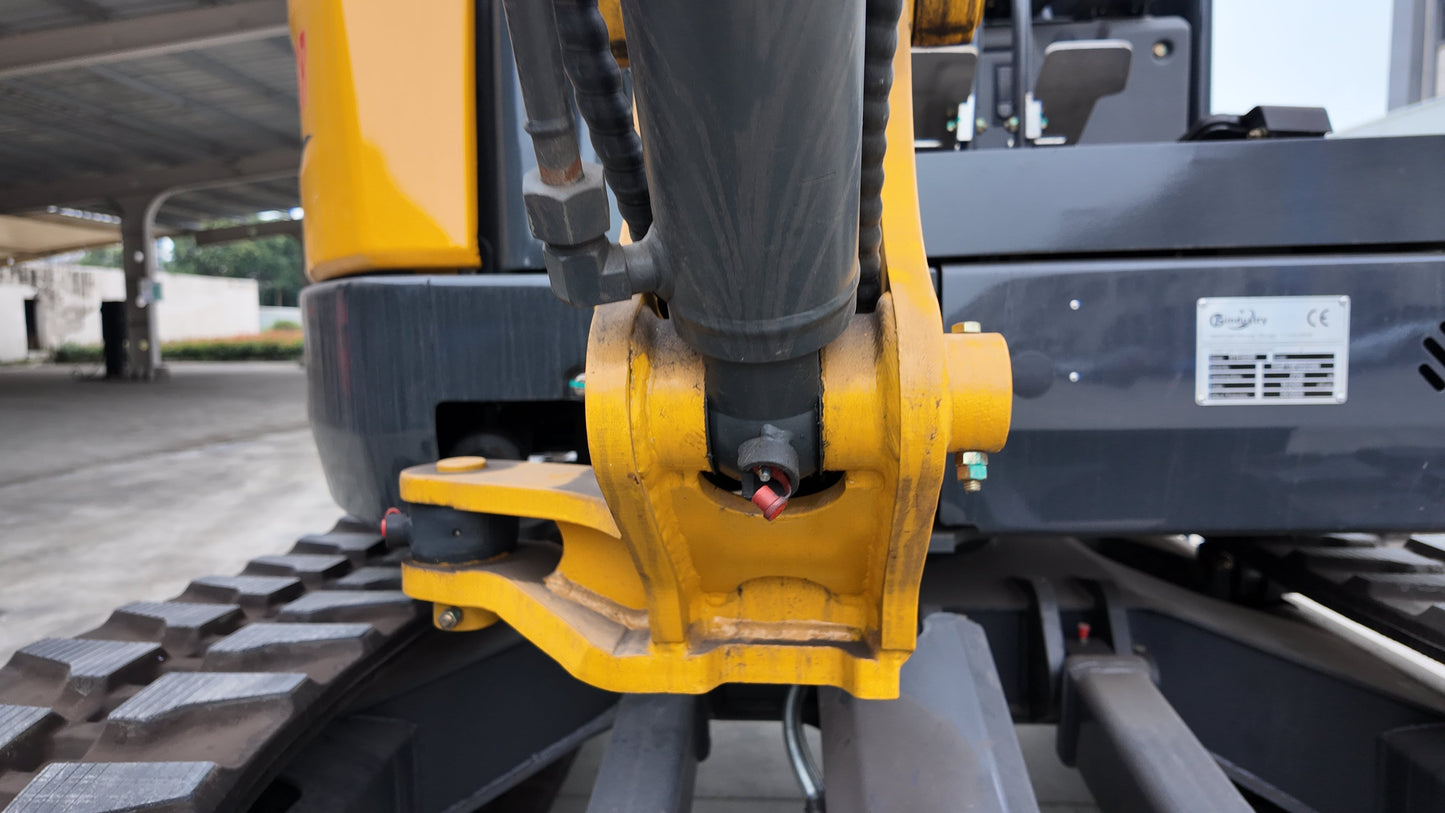 2.8 Ton Yanmar Diesel Engine Miniexcavator W/ Hydraulic Thumb | CFG-STE35SR