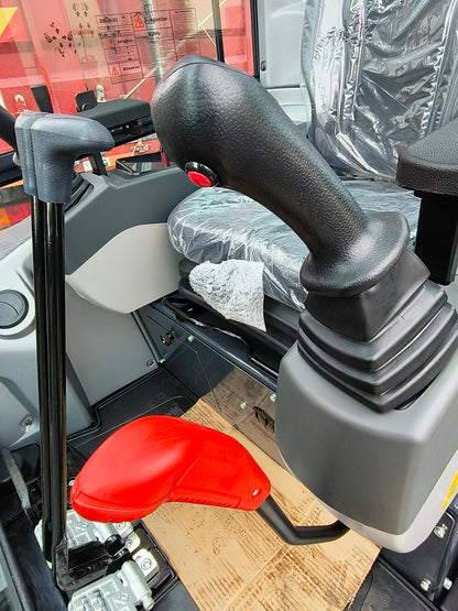 3.5 TON KUBOTA DIESEL ENGINE MINI EXCAVATOR W/ HYDRAULIC THUMB | CFG35UF
