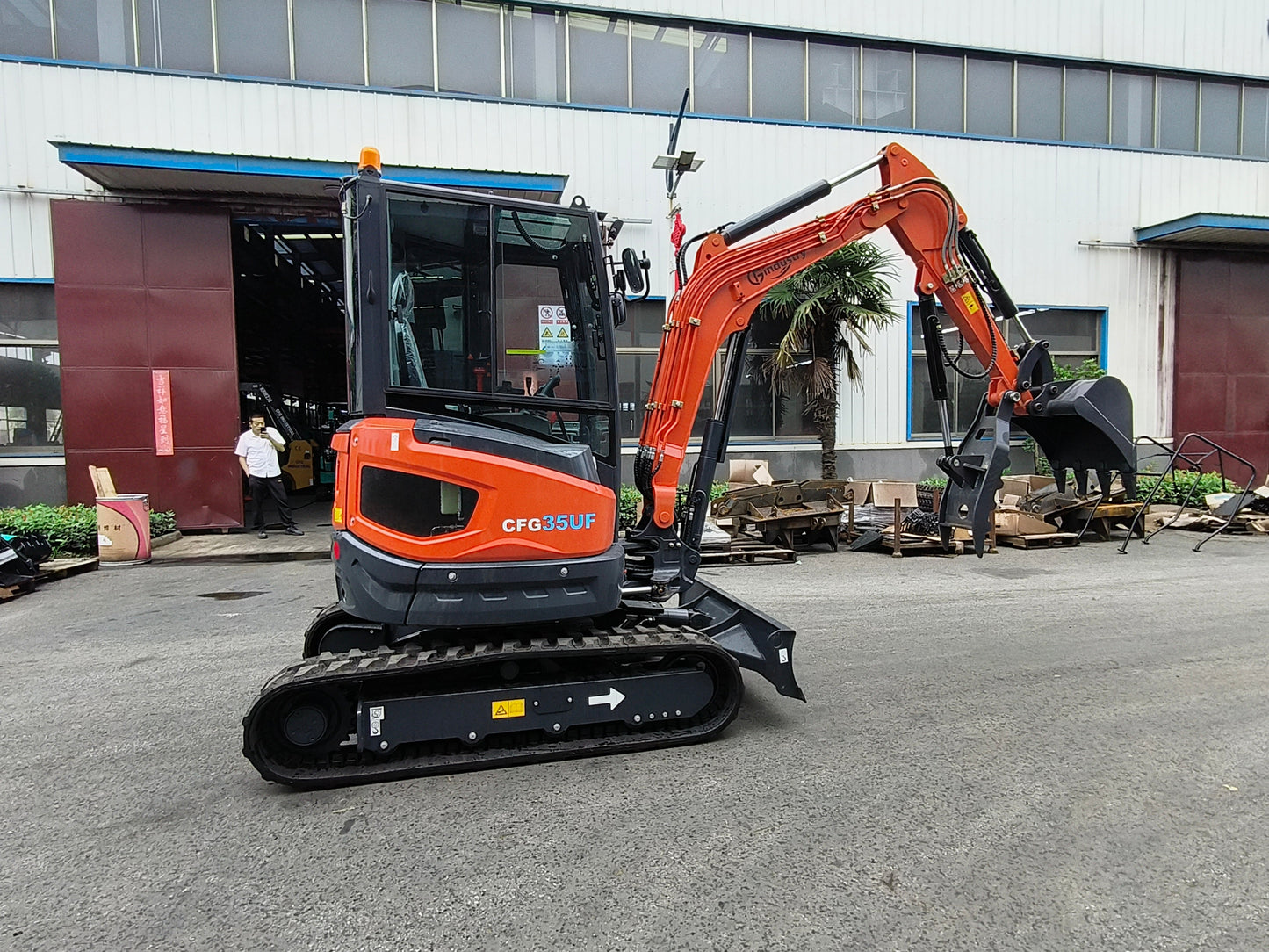 3.5 TON KUBOTA DIESEL ENGINE MINI EXCAVATOR W/ HYDRAULIC THUMB | CFG35UF