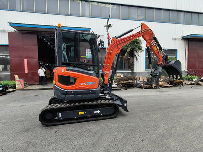3.5 TON KUBOTA DIESEL ENGINE MINI EXCAVATOR W/ HYDRAULIC THUMB | CFG35UF