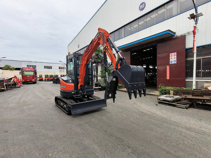 3.5 TON KUBOTA DIESEL ENGINE MINI EXCAVATOR W/ HYDRAULIC THUMB | CFG35UF